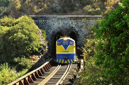 El ferrocarril en Chile y el cruce de vías de la memoria histórica y poética