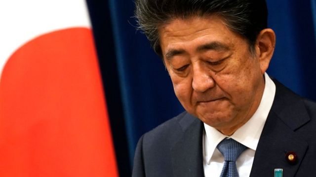 Exprimer ministro japonés Shinzo Abe recibe impacto de bala durante ataque en un acto electoral
