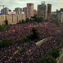 50 años después de «La Batalla de Chile», Patricio Guzmán salió a la calle a filmar el proceso político del país y ahora anuncia estreno