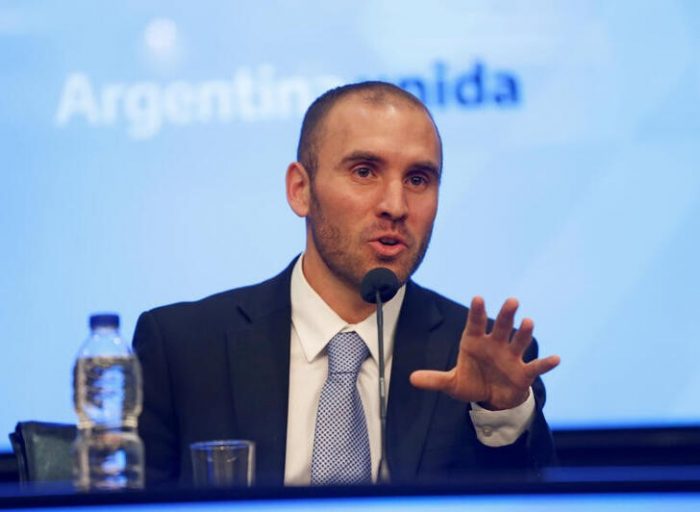 Abrupta salida de ministro de Economía de Argentina podría profundizar crisis del mercado