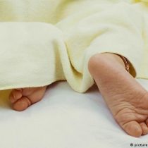 Argentina reconoce dos padres y una madre para recién nacido