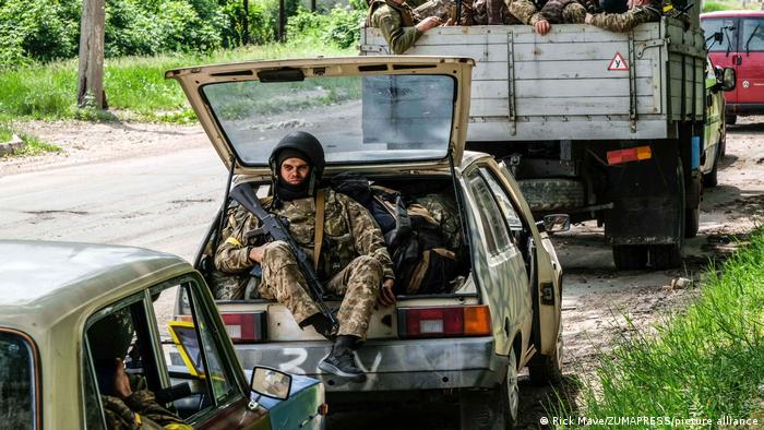 Ejército ucraniano anuncia su retirada de Lisichansk, su último reducto en región clave