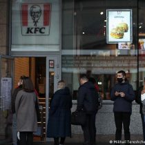 Compañía propietaria de KFC y Pizza Hut también abandona Rusia