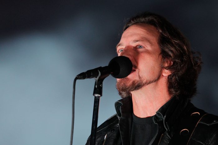Eddie Vedder suspende concierto para expulsar a una fan por golpear a otro en un show de Pearl Jam en Suiza