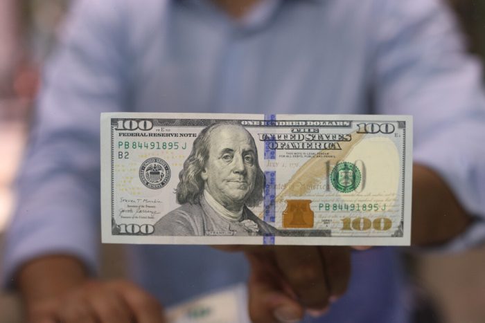 Dólar sigue rompiendo récords y cierra el día sobre $1.050