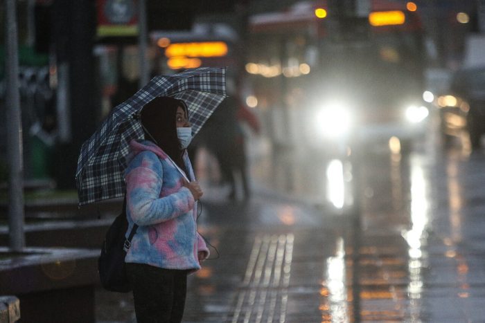 Sistema frontal provoca problemas de tránsito en diversos puntos de la región Metropolitana Sistema frontal provoca problemas de tránsito en diversos puntos de la región Metropolitana