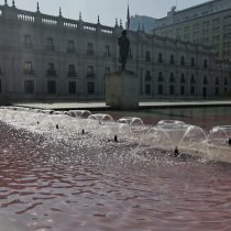 Arrojan pintura roja en pileta de la Plaza de la Ciudadanía mientras se llevaba a cabo la ceremonia de cierre de la CC