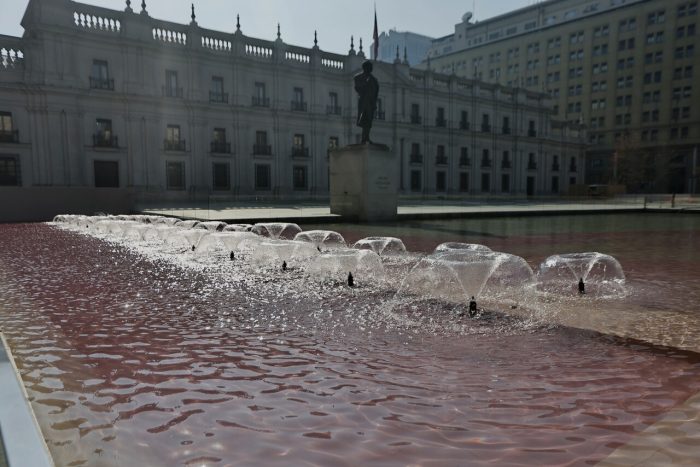 Arrojan pintura roja en pileta de la Plaza de la Ciudadanía mientras se llevaba a cabo la ceremonia de cierre de la CC