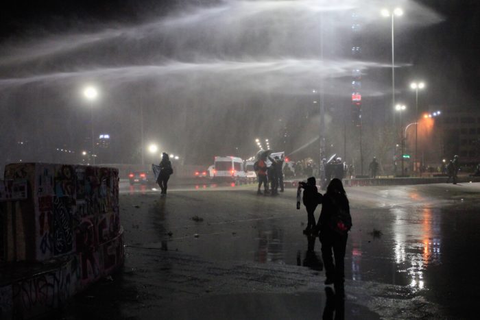 Reportan manifestaciones en Plaza Baquedano: obligó a cortes de tránsito y cierre de estación de Metro
