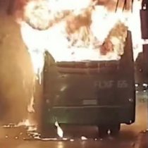 Un bus quemado, barricadas y pirotecnia fueron parte de una noche de disturbios en la Villa Francia
