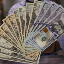 Dólar abre por debajo de los $1.000 pesos tras intervención de Banco Central
