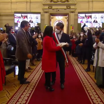 Exconvencional Ruth Hurtado le entrega pasajes a La Araucanía a Presidente Gabriel Boric en medio de la ceremonia de cierre de la CC
