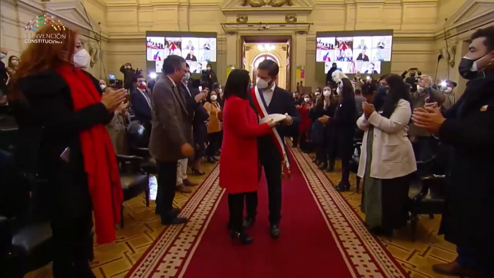 Exconvencional Ruth Hurtado le entrega pasajes a La Araucanía a Presidente Gabriel Boric en medio de la ceremonia de cierre de la CC
