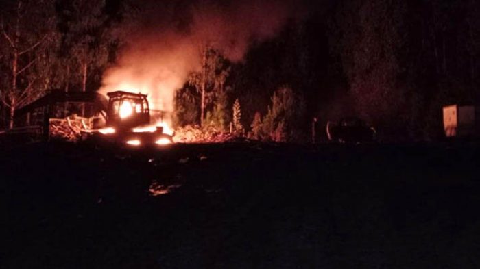 Ataque incendiario en Valdivia terminó con seis máquinas forestales consumidas por las llamas