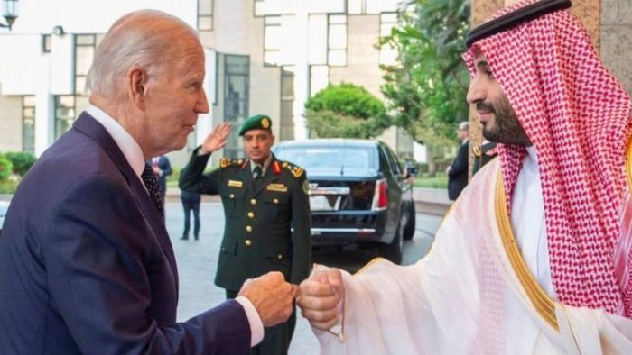 La impactante fotografía que define la visita de Biden a Arabia Saudita