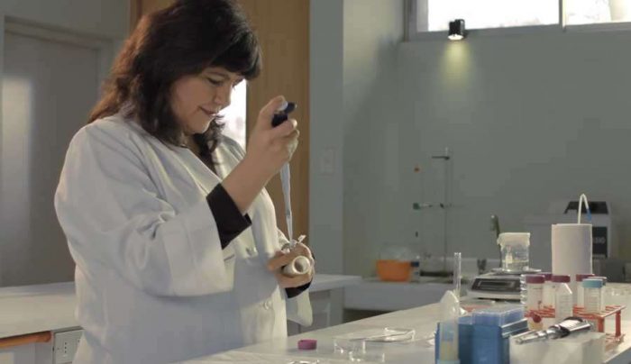 La investigadora Elisa Zúñiga crea fórmula para prevenir y tratar enfermedades neurodegenerativas desde fuentes naturales