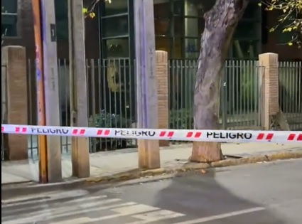 Elemento explosivo detonó al exterior de empresa en Las Condes: hombre dejó sospechosa mochila en el lugar