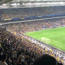 Hinchas del Fenerbahce se burlan de jugadores ucranianos al cantar a favor de Vladimir Putin