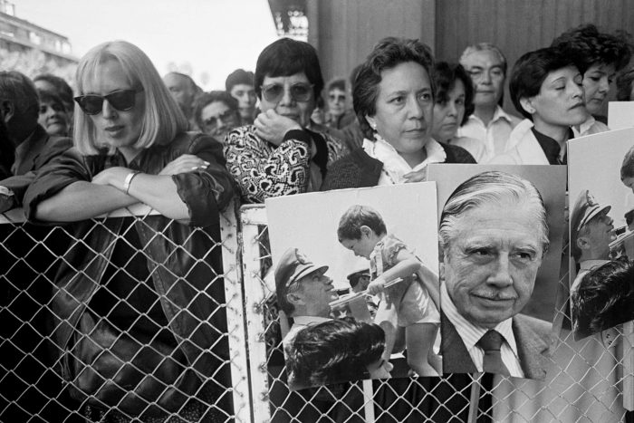 Exposición de fotógrafo Álvaro Hoppe «Plebiscito en Chile, 1988»