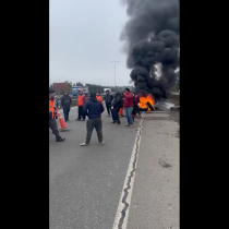 Trabajadores cortan Ruta 5 Sur en Máfil y Lanco como protesta contra los ataques incendiarios en la zona