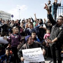 Policía griega irrumpe en campo de Atenas para desalojar a los refugiados