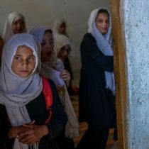 Afganas exigen la reapertura de las escuelas secundarias tras casi un año