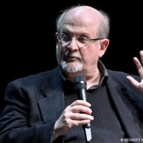 El escritor británico Salman Rushdie permanece grave en Nueva York y personalidades del mundo claman por su recuperación