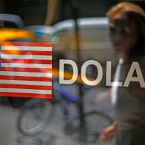 Dólar cierra a la baja tras dos jornadas al alza: bordeó los $900