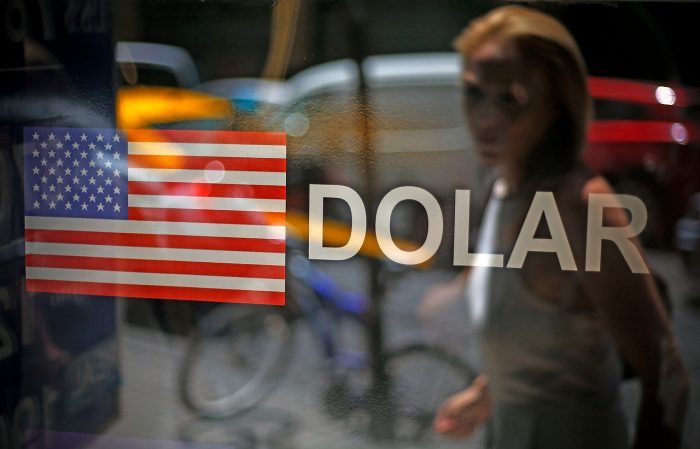 Dólar cierra a la baja tras dos jornadas al alza: bordeó los $900