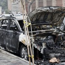 Desconocidos incendian dos automóviles en las cercanías de la residencia del Presidente Gabriel Boric en Barrio Yungay