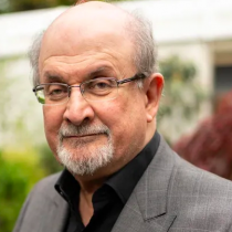 Salman Rushdie: quién es el escritor acuchillado y por qué su obra 