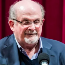 Le retiran el respirador artificial a Salman Rushdie y figuras francesas piden el Nobel para el escritor