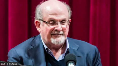 Le retiran el respirador artificial a Salman Rushdie y figuras francesas piden el Nobel para el escritor