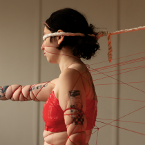 «Un cuerpo en la cuerda floja»: La obra que visibiliza la discriminación y violencia que viven las mujeres lesbianas en Chile