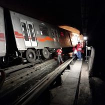Metro de Santiago confirma que mañana regresa servicio completo tras continuar con labores por descarrilamiento de tren: cinco estaciones están afectadas