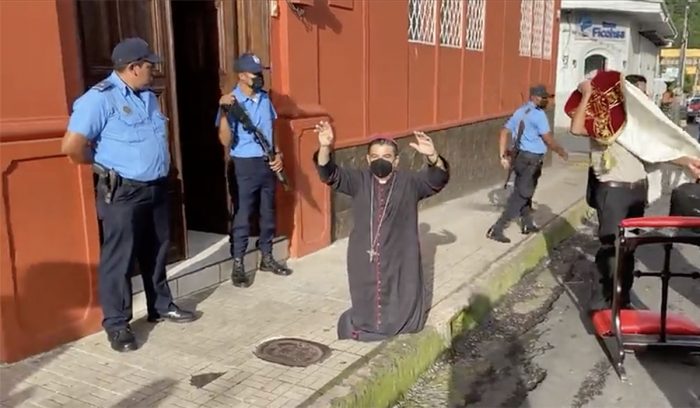 Policía de Nicaragua arresta a obispo Rolando Álvarez tras críticas por «libertad» religiosa a Daniel Ortega Policía de Nicaragua arresta a obispo Rolando Álvarez tras críticas por