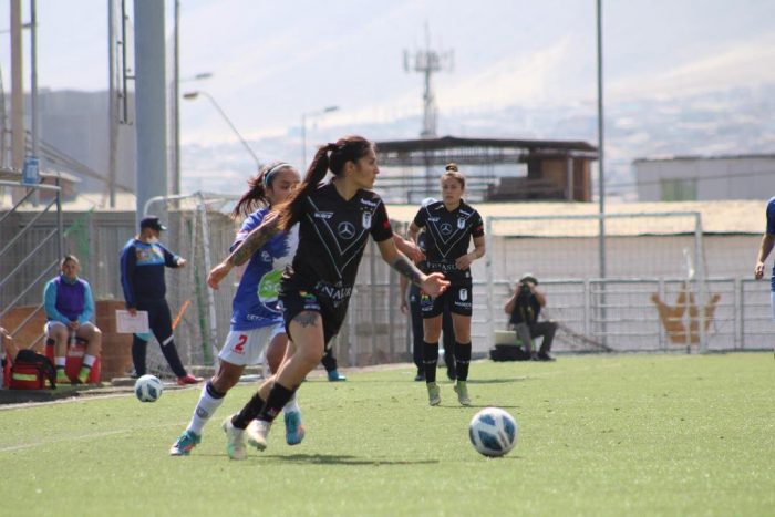 Futbolistas profesionales de Santiago Morning protestan por cambio de cancha contra Antofagasta: jugaron en un complejo para «pichangas»
