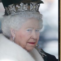 Certificado de defunción indica que reina Isabel II murió por vejez
