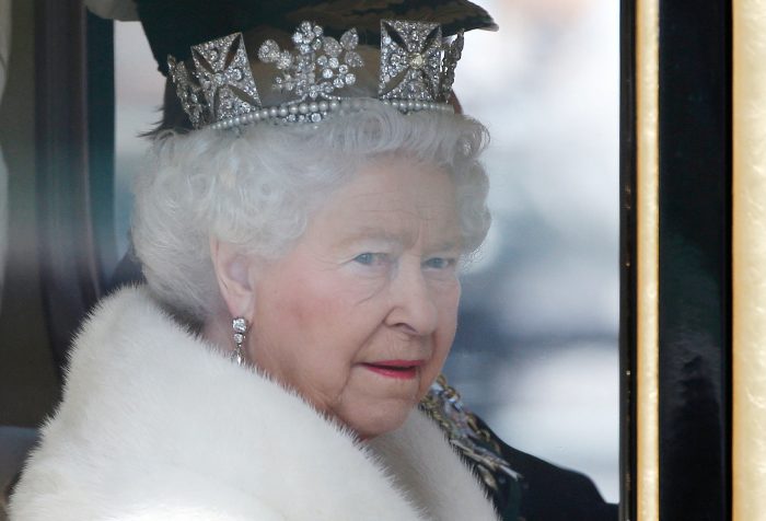 Certificado de defunción indica que reina Isabel II murió por vejez