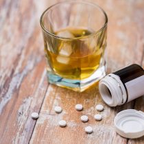 Alertan sobre riesgos de mezclar alcohol con medicamentos en Fiestas Patrias