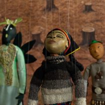 Espectáculo de marionetas versiona clásico de Akira Kurosawa
