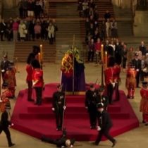 Guardia real sufrió desmayo justo cuando se encontraba custodiando el féretro de la reina Isabel