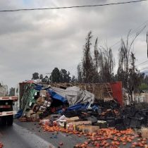 50 mil kilos de tomates cayeron en la Ruta 5 Sur tras volcamiento de camión