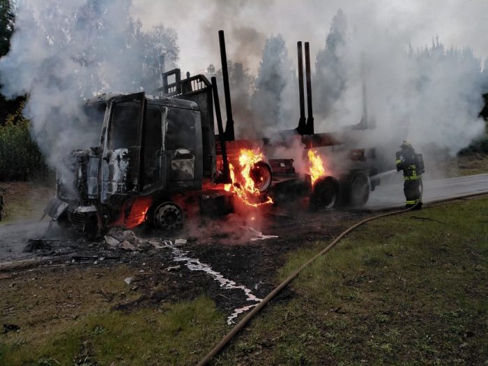 Un camión y un remolque quemados tras nuevo ataque incendiario en Collipulli