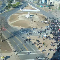 Estudiantes secundarios se reúnen nuevamente en Plaza Baquedano y marchan hacia el sector oriente de Santiago