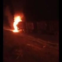 Ataque incendiario en ruta que une Lumaco con Purén terminó con dos camiones forestales quemados