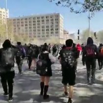 Manifestaciones de estudiantes en Santiago Centro provocaron cortes en el tránsito y cierre de estaciones del Metro