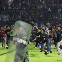 Entrenador chileno sobre tragedia en Indonesia: «Hubo aficionados que murieron en los brazos de los jugadores»