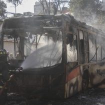 Carabineros busca a pasajero que quemó bus del transporte público en Pedro Aguirre Cerda