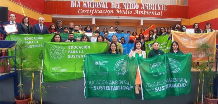 Entregan certificación ambiental a 15 establecimientos educacionales de Antofagasta